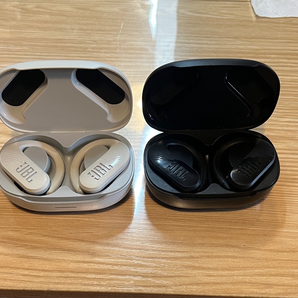 JBL Dual Wireless Earbuds - Black and White
Rarely uses for few months